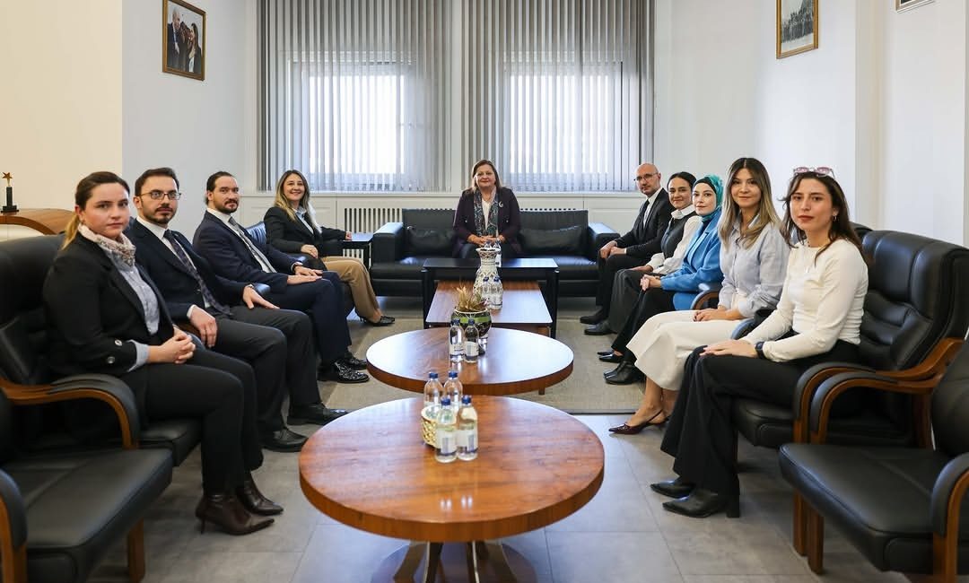 Ziyaretten duyduğu memnuniyeti dile getiren Köksal, nazik ziyaretleri dolayısıyla Baro