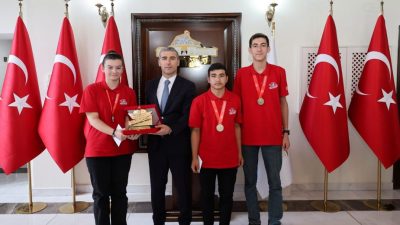 Öğrenciler Ömer Gökalan, Ecrinnaz Kartal ve Salih Sayar tarafından geliştirilen