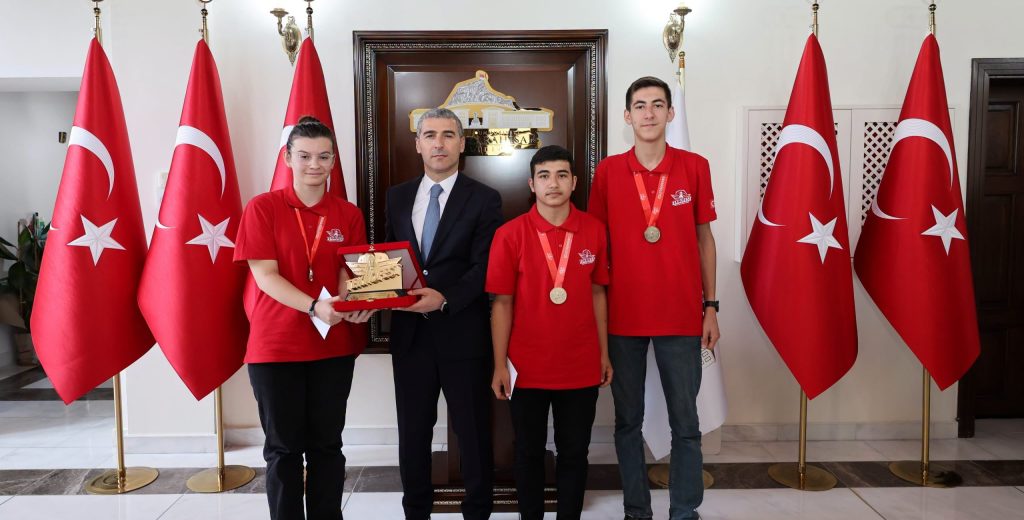 Öğrenciler Ömer Gökalan, Ecrinnaz Kartal ve Salih Sayar tarafından geliştirilen