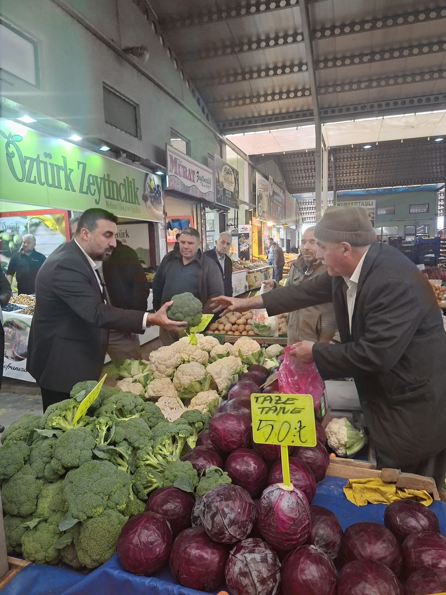 Özgür Kavak pazarcı esnafıyla buluştu: Hem alışveriş yaptı hem istişare etti
