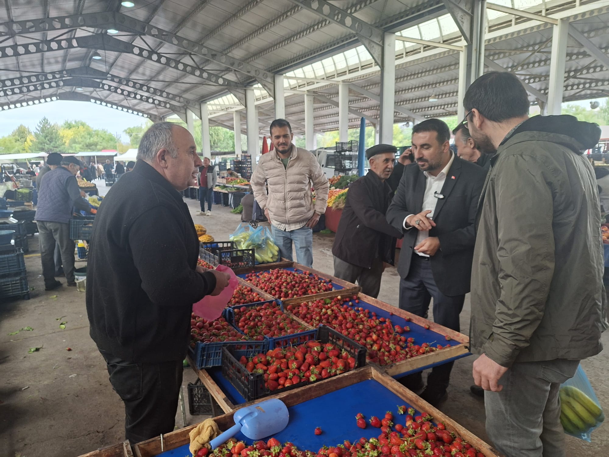 Özgür Kavak pazarcı esnafıyla buluştu: Hem alışveriş yaptı hem istişare etti