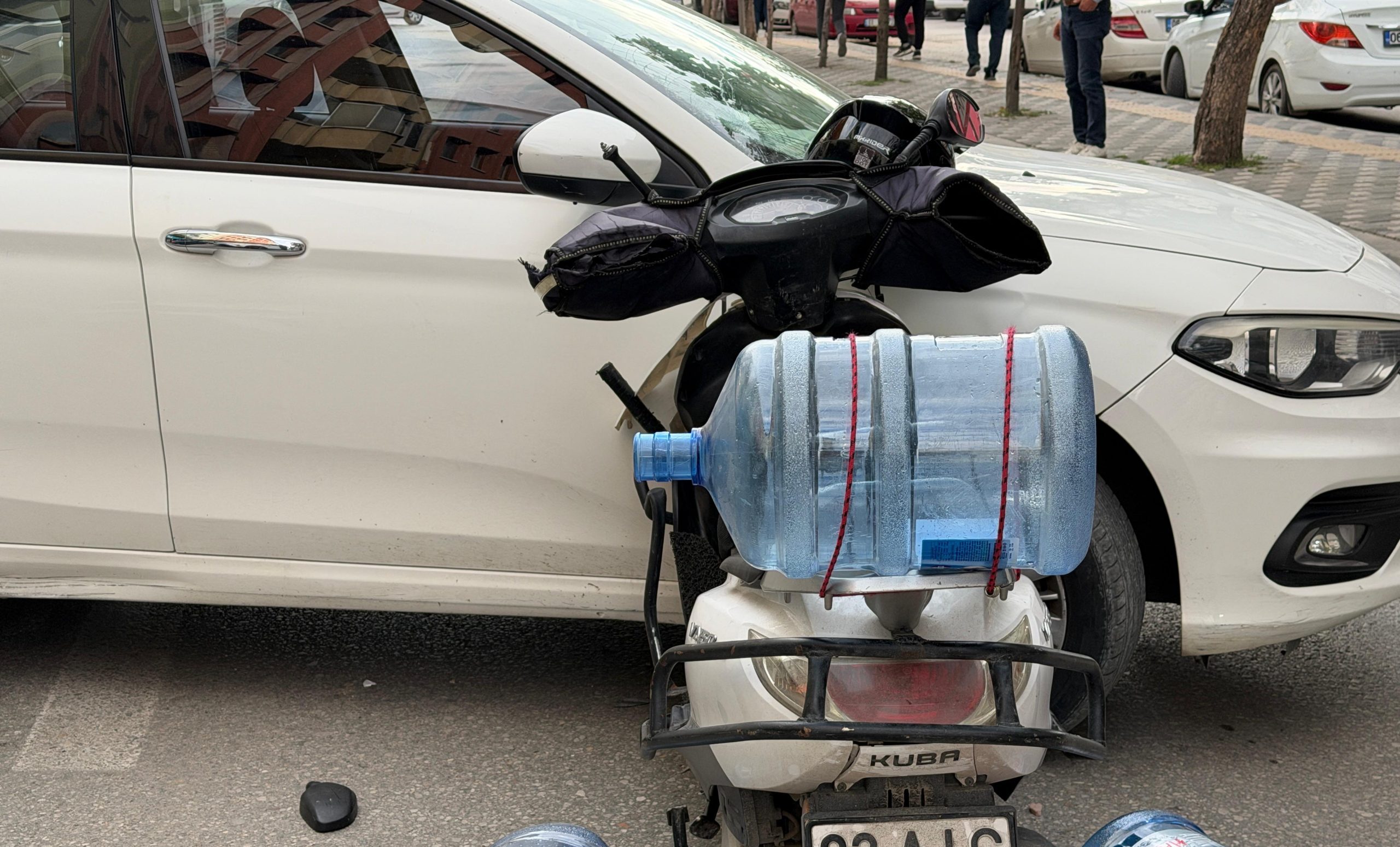 Motosiklet otomobile ok gibi saplandı!