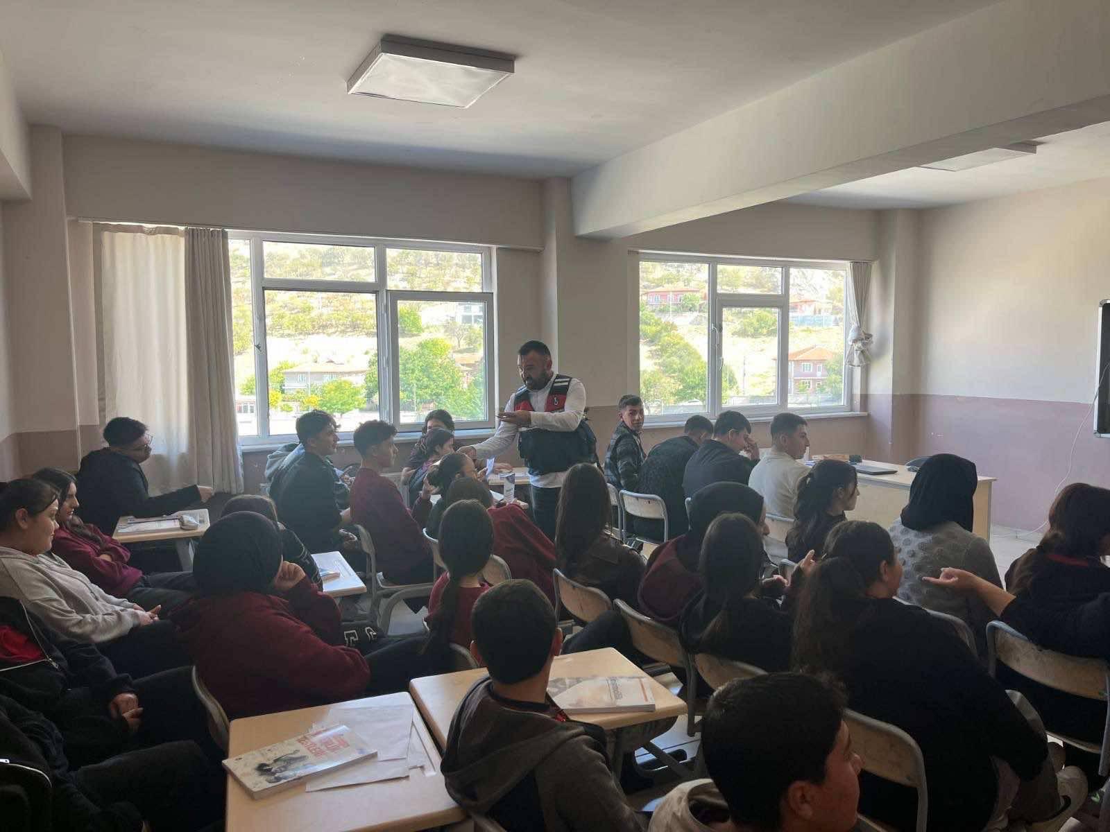 Dinar’da öğrencilere siber güvenlik eğitimi verildi