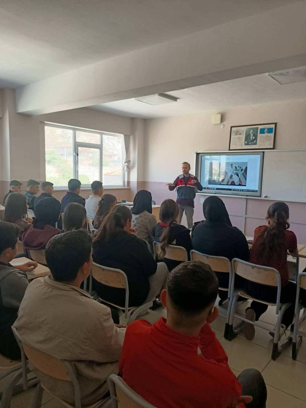 Dinar’da öğrencilere siber güvenlik eğitimi verildi