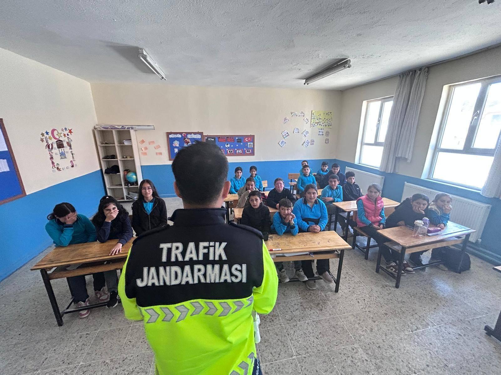 Afyonkarahisar’da jandarmadan 503 öğrenciye trafik eğitimi