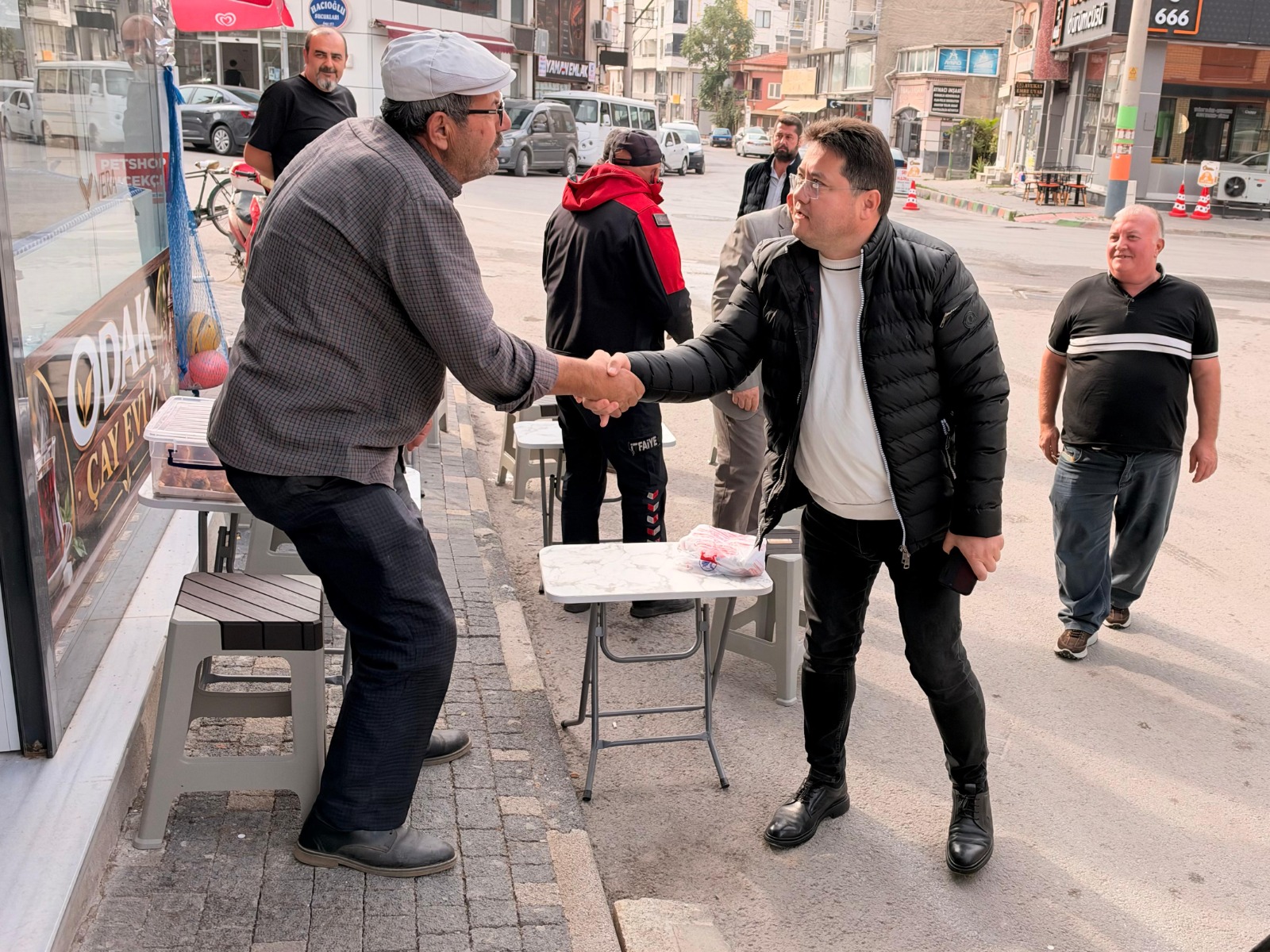 Gönül belediyeciliğini esas alan Başkan Aynacı, vatandaşlarla samimi sohbetler gerçekleştirerek