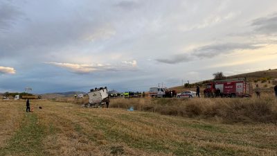 Şuhut Belediyesinde görevli işçileri taşıyan 03 SK 073 plakalı midibüs,