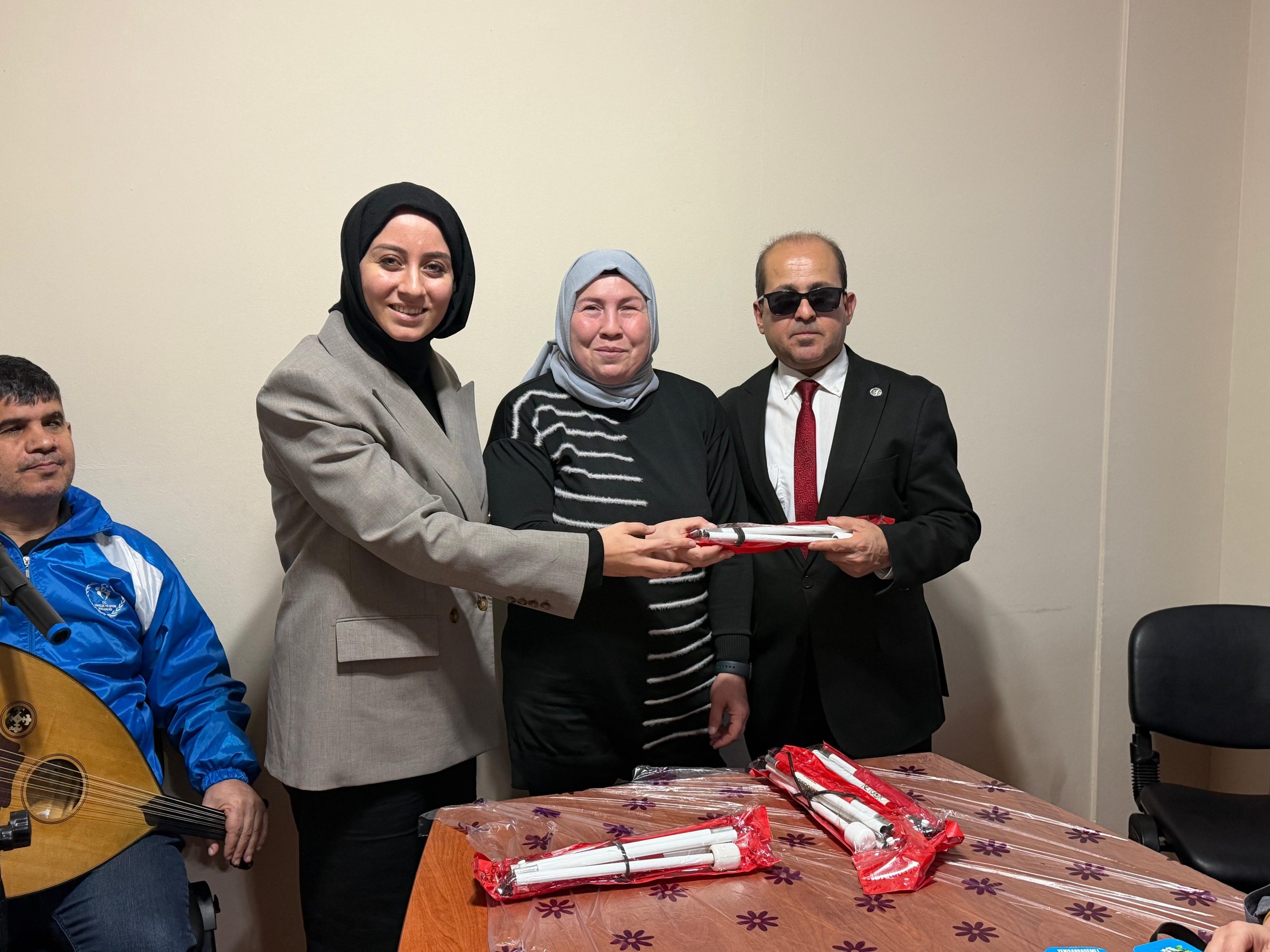 Altınokta’dan anlamlı beyaz baston desteği
