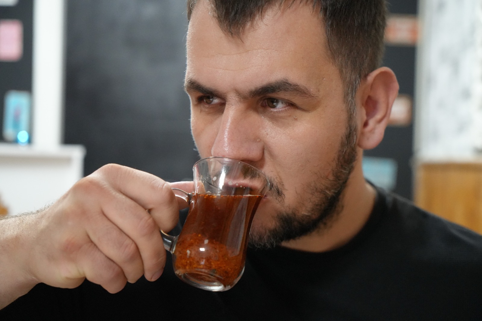 Acısız yaşayamıyor: Tatlıya pul biber atıyor, çayı da acı içiyor
