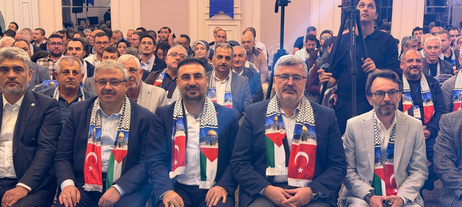 Kentteki bir düğün salonunda düzenlenen genel kurula, TBMM Başkanlık Divanı