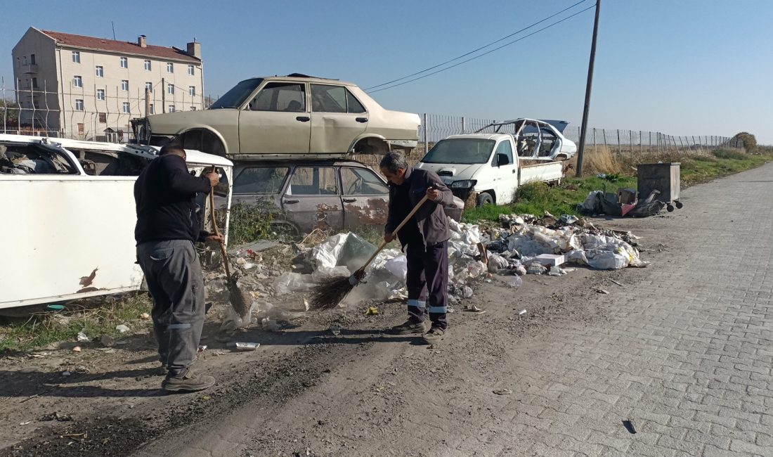 Belediye ekipleri tarafından yürütülen çalışmalar kapsamında bölgede biriken atıklar temizlenirken