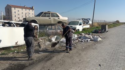 Belediye ekipleri tarafından yürütülen çalışmalar kapsamında bölgede biriken atıklar temizlenirken