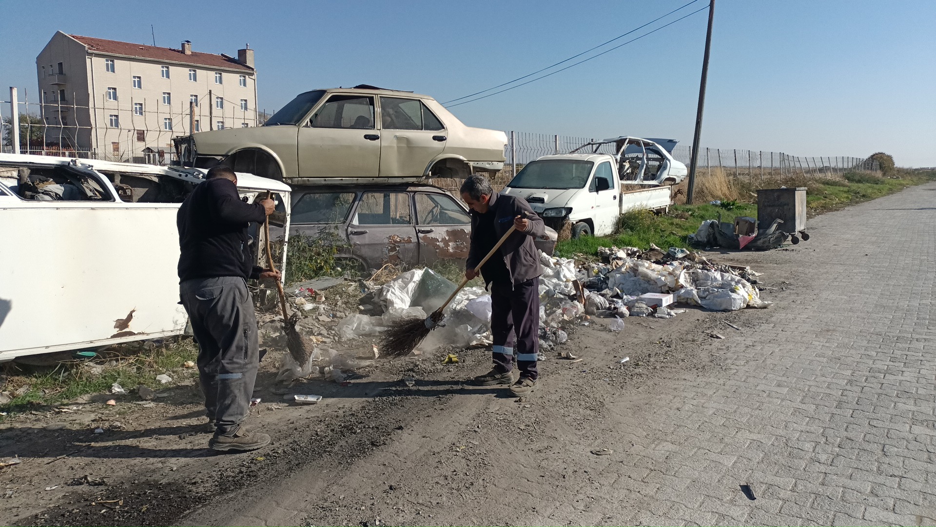Belediye ekipleri tarafından yürütülen çalışmalar kapsamında bölgede biriken atıklar temizlenirken