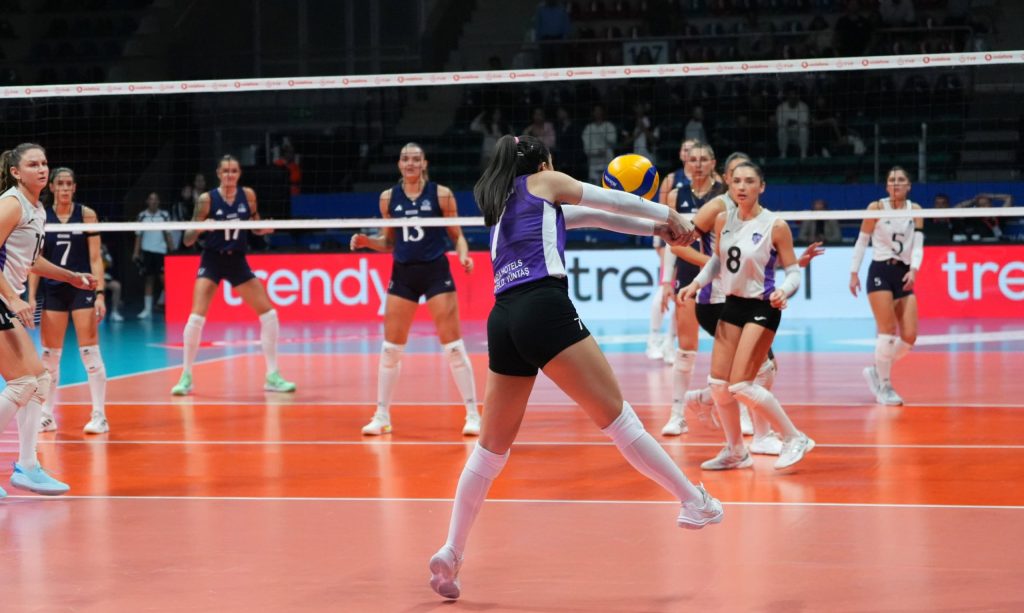 Karşılaşmaya iyi başlayan İlbank, ilk seti 25-17, ikinci seti ise