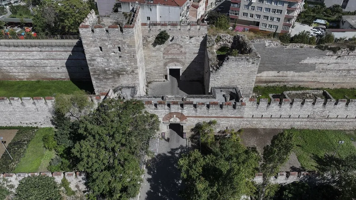 İstanbul'un medeniyetlerin izini taşıyan kadim kapıları