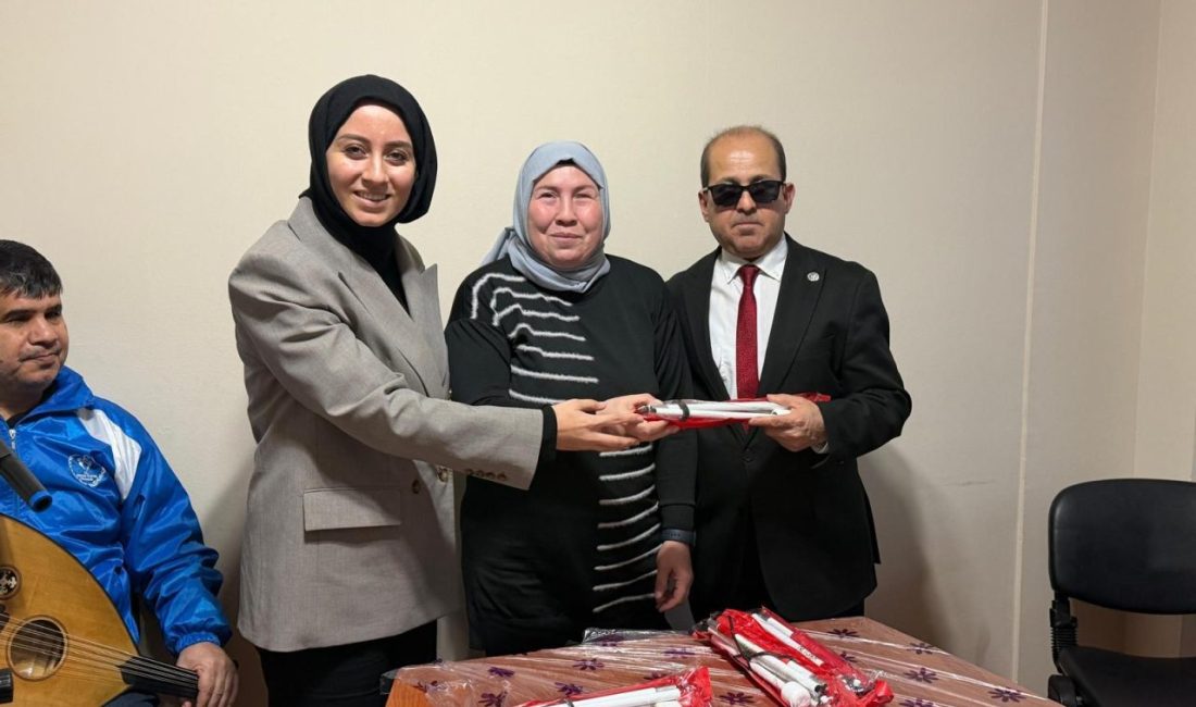 AFYONKARAHİSAR (AA) – Afyonkarahisar'da görme engelli 60 kişiye beyaz baston