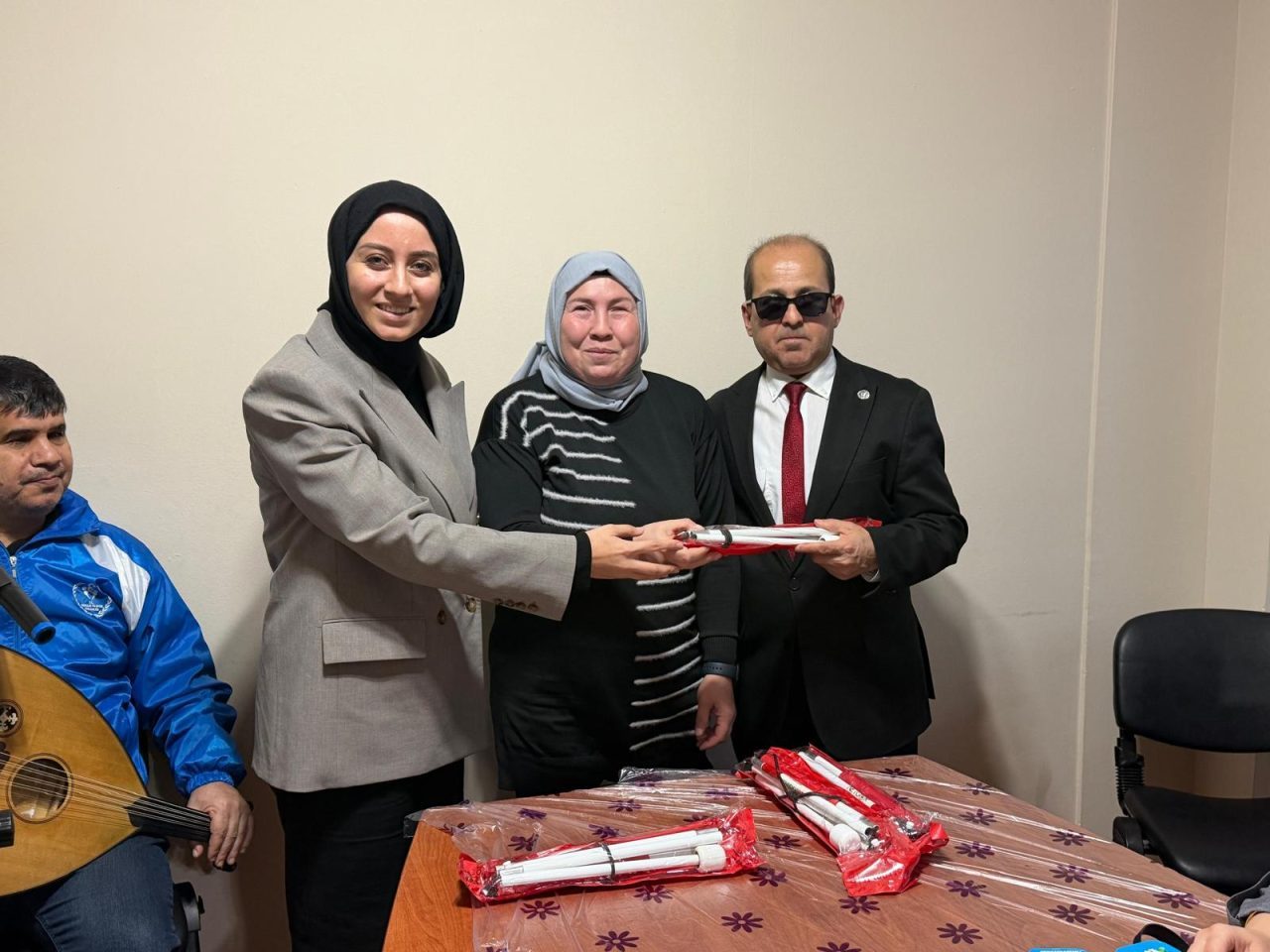 AFYONKARAHİSAR (AA) – Afyonkarahisar'da görme engelli 60 kişiye beyaz baston