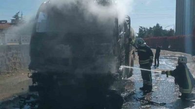 Afyonkarahisar boş yakıt tankerinde çıkan yangın, itfaiye ekiplerinin müdahalesiyle çevresinde