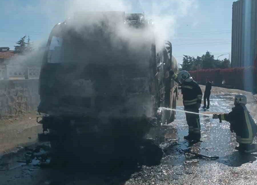 Afyonkarahisar boş yakıt tankerinde çıkan yangın, itfaiye ekiplerinin müdahalesiyle çevresinde