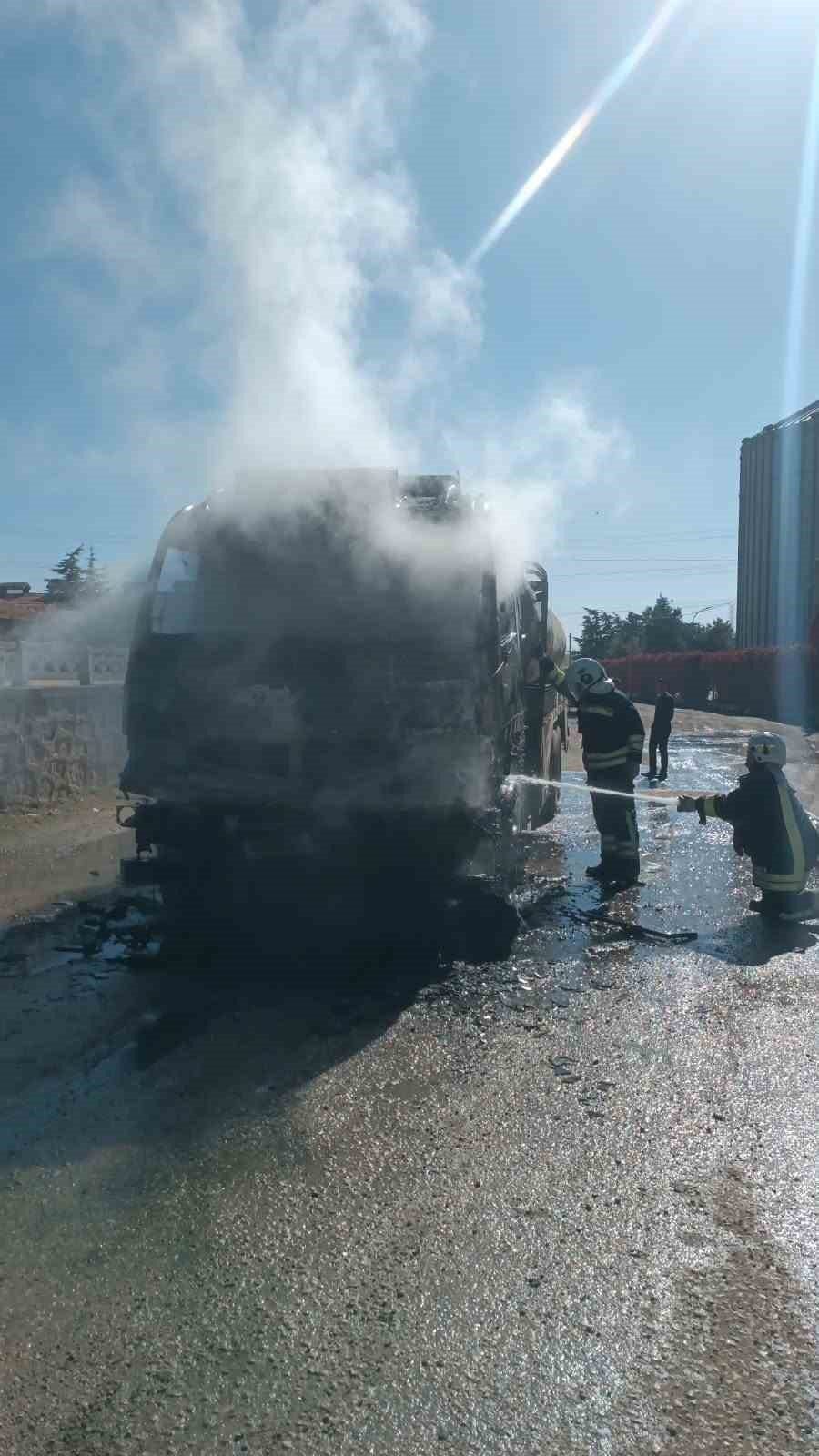 Afyonkarahisar boş yakıt tankerinde çıkan yangın, itfaiye ekiplerinin müdahalesiyle çevresinde