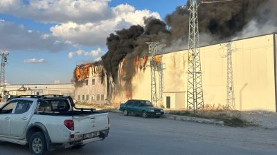 AFYONKARAHİSAR (AA) – Afyonkarahisar'ın Emirdağ ilçesinde mantar fabrikasında çıkan yangın