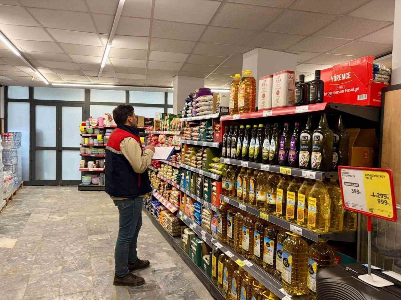 Afyonkarahisar’da tarımsal ürünlerin piyasa fiyatlarının izlenmesi amacıyla marketlerde fiyat takip