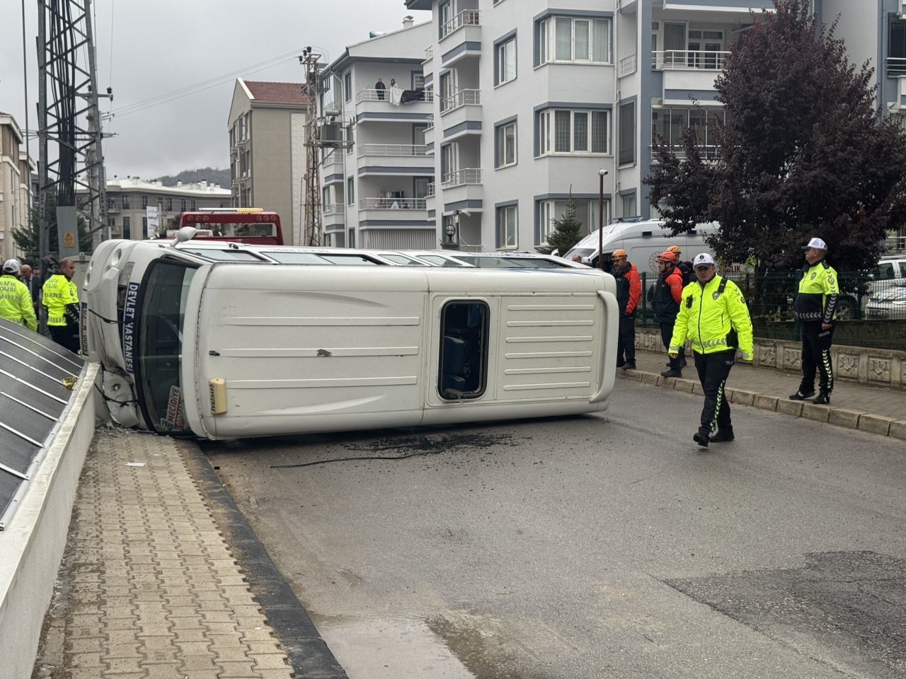 AFYONKARAHİSAR (AA) – Afyonkarahisar'da öğrenci servisiyle dolmuşun çarpıştığı kazada 16