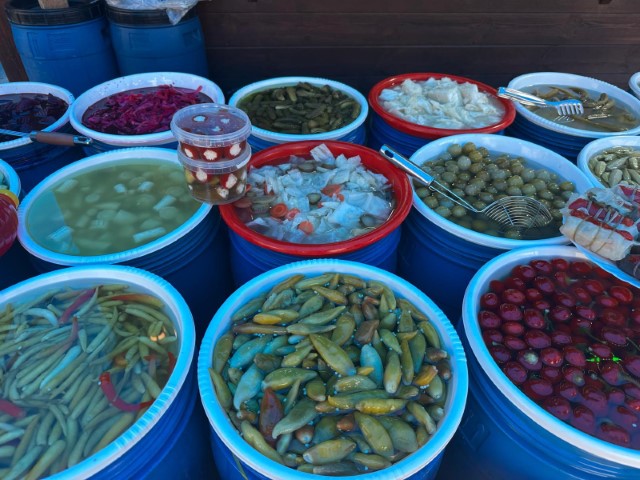 Bölgede sebze ve meyvelerden yaklaşık 35 çeşit turşu üretilirken, ürünlerin