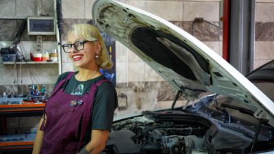 Etimesgut ilçesindeki oto sanayi sitesinde 5 yıldır çalışan Mia Uyanık,