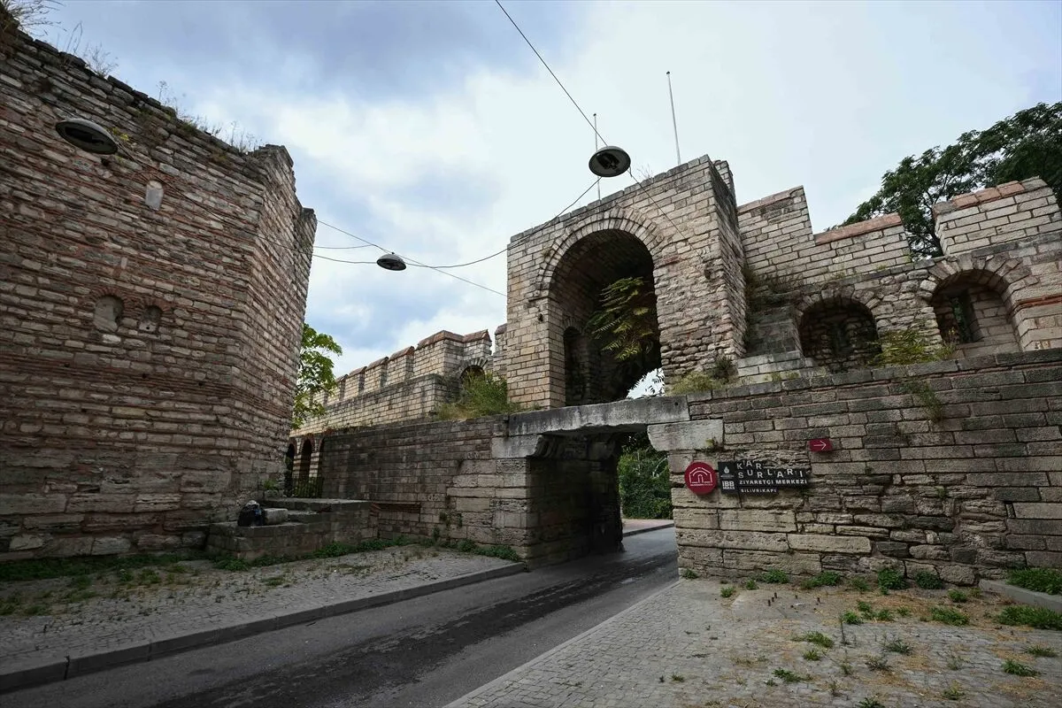 İstanbul'un medeniyetlerin izini taşıyan kadim kapıları