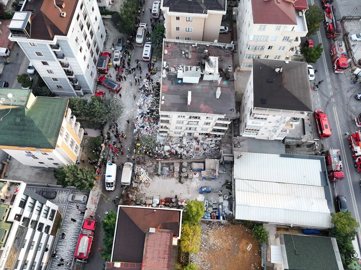 7 Katlı bina çöktü, kurtarma çalışmaları devam ediyor