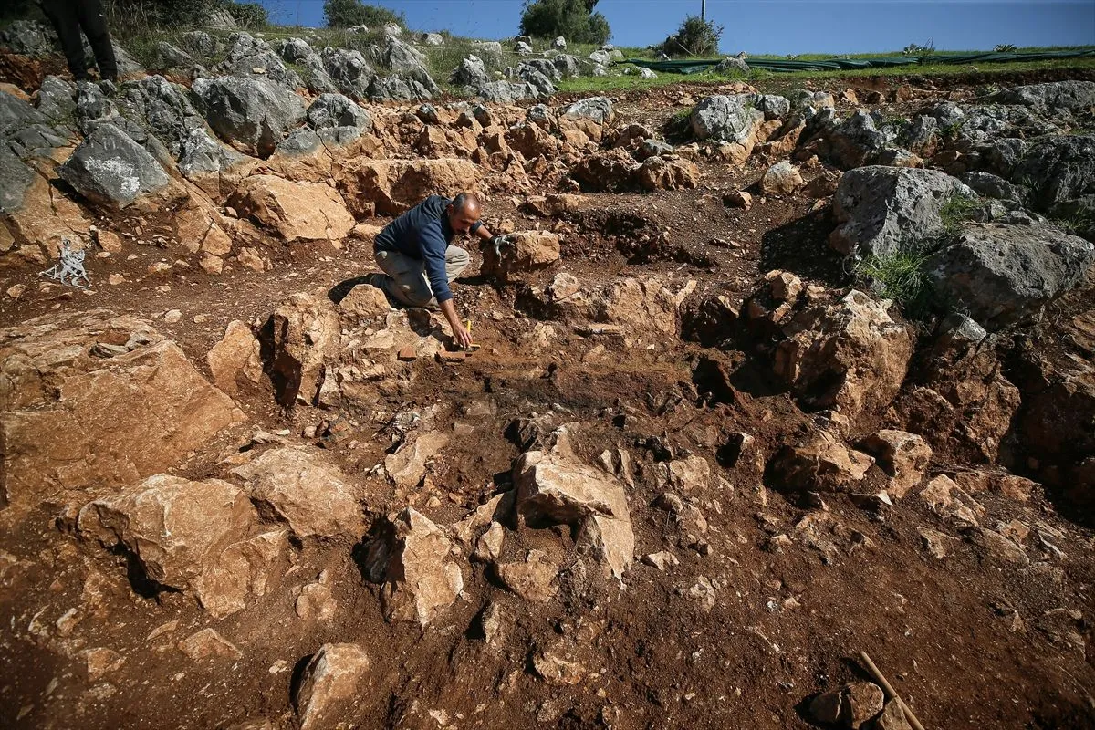 Gölyazı'daki antik tiyatroda seyirci basamaklarının arasında mezar bulundu