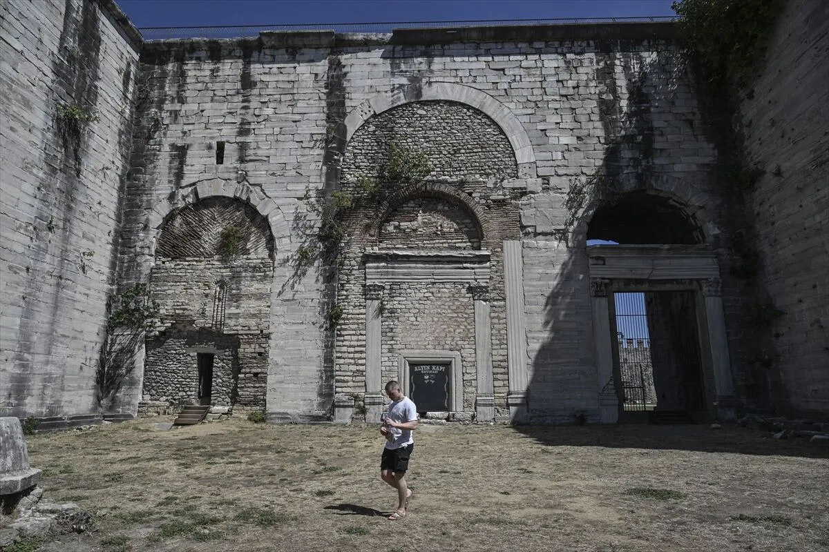 İmparatorların zafer törenlerinden Yedikule'ye uzanan 1600 yıllık Altın Kapı
