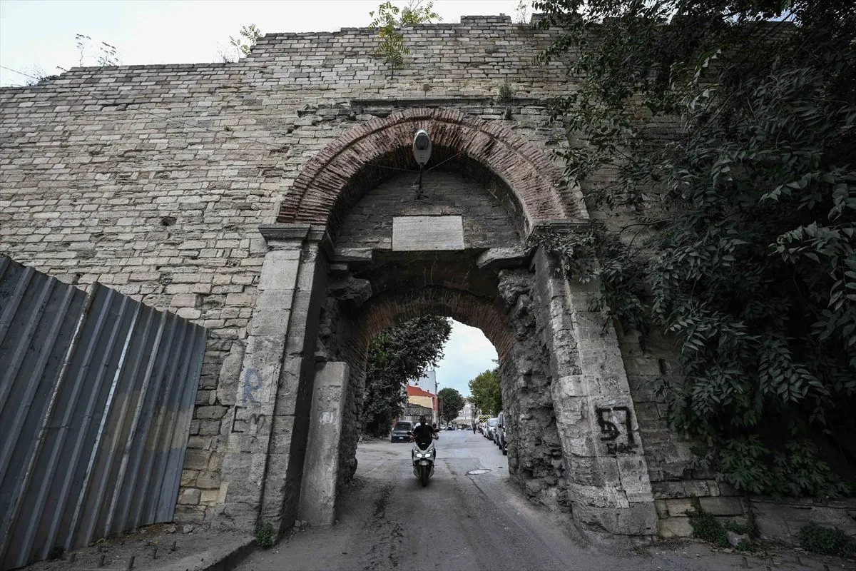 Bizans ve Osmanlı'nın izlerini bir arada taşıyan Yedikule Kapısı