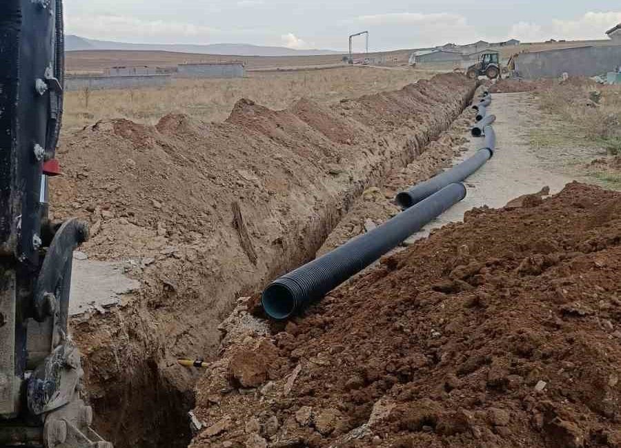 Afyonkarahisar’ın Bolvadin ilçesinde belediye ekipleri, ilçenin altyapısını güçlendirmek ve vatandaşlara