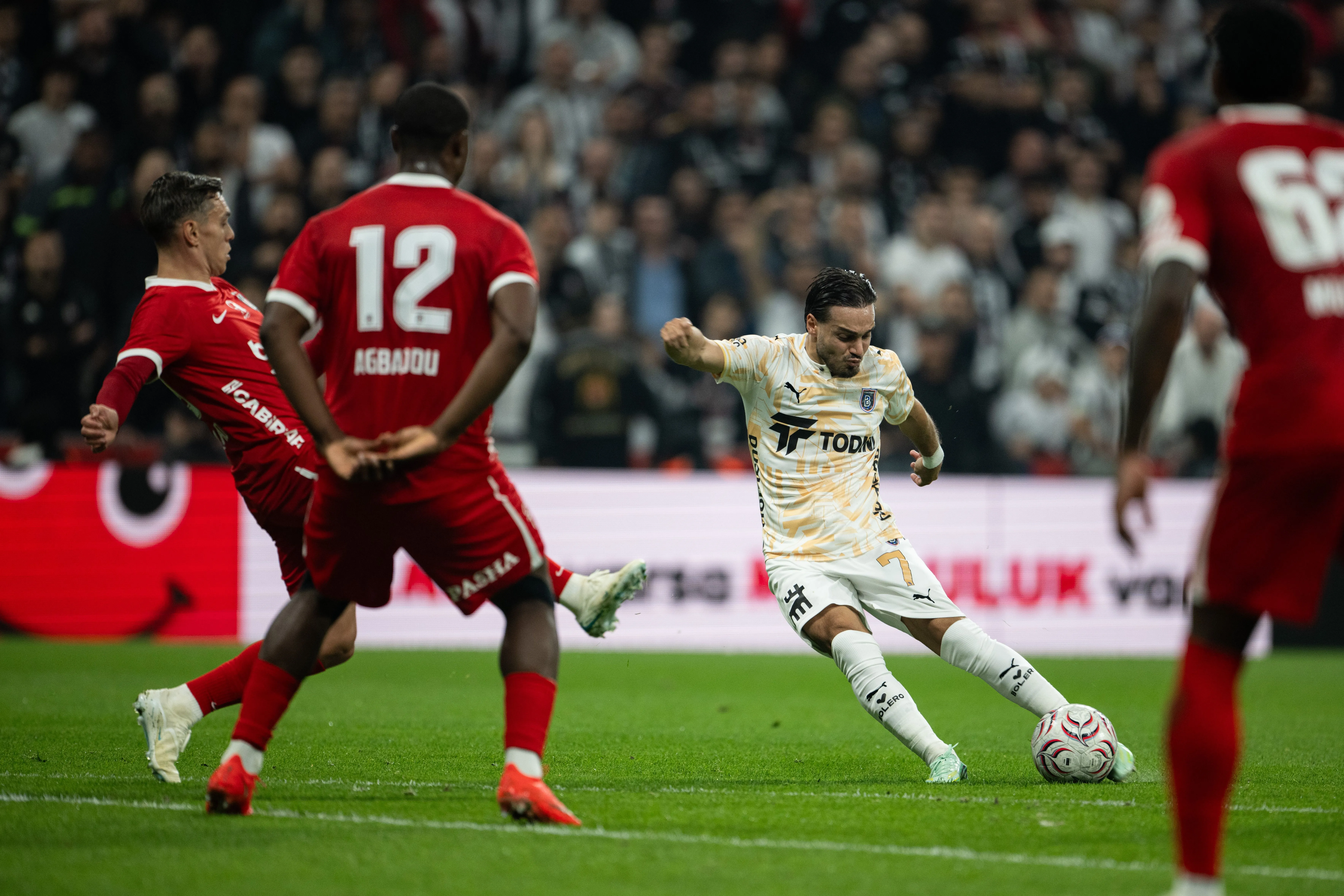 Beşiktaş, Başakşehir'i 2-0 mağlup etti