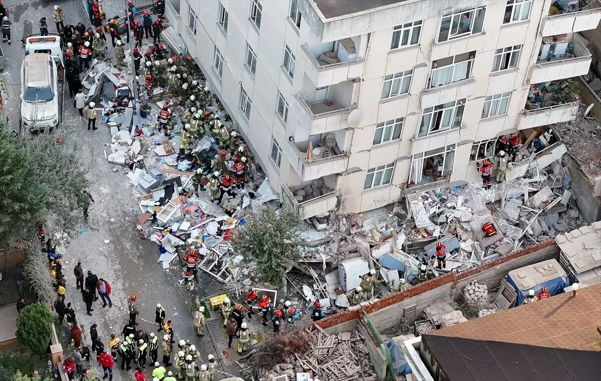 7 Katlı bina çöktü, kurtarma çalışmaları devam ediyor