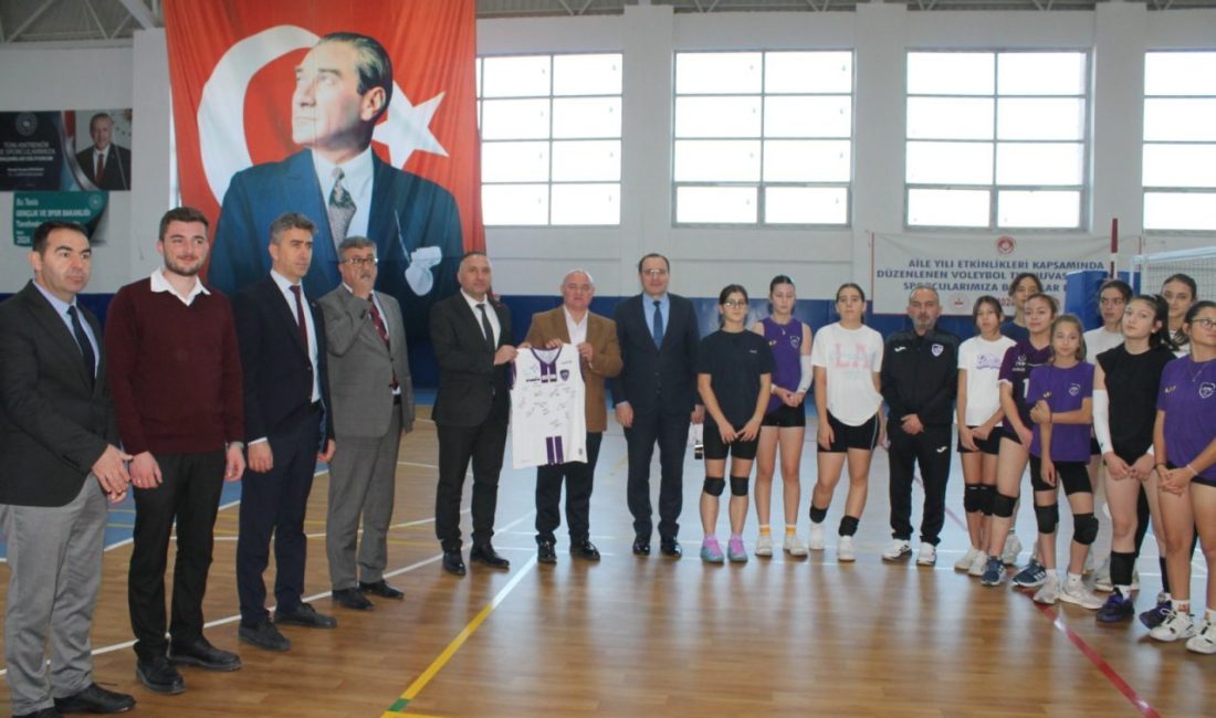 AFYONKARAHİSAR (AA) – Afyonkarahisar'ın Çay ilçesindeki okullara spor malzemesi dağıtımı