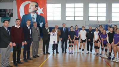 AFYONKARAHİSAR (AA) – Afyonkarahisar'ın Çay ilçesindeki okullara spor malzemesi dağıtımı