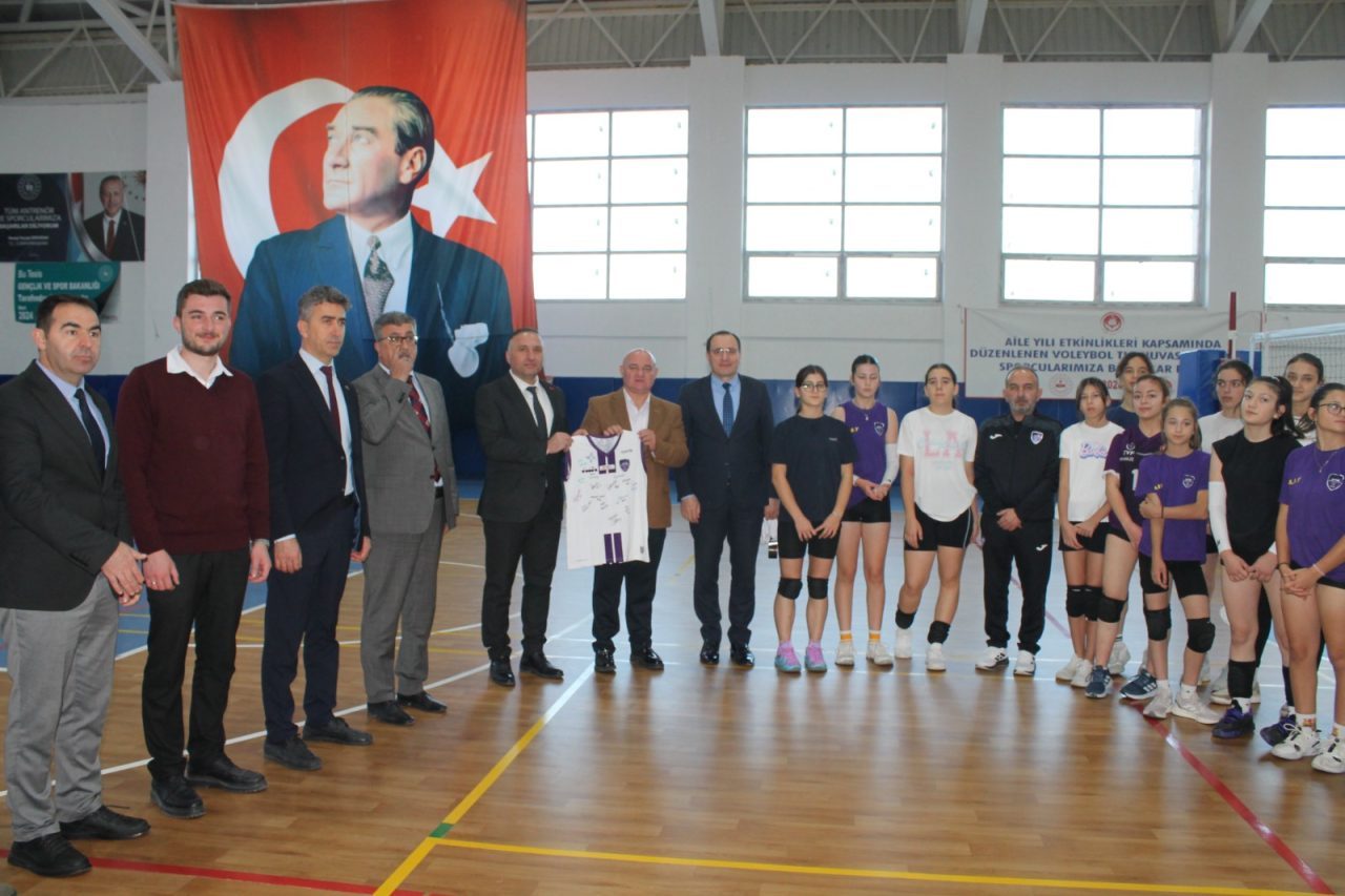 AFYONKARAHİSAR (AA) – Afyonkarahisar'ın Çay ilçesindeki okullara spor malzemesi dağıtımı
