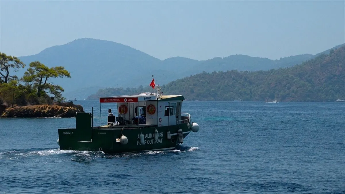 Bakan Kurum, Fethiye'deki deniz süpürgesi ve atık alım gemisinden görüntüler paylaştı