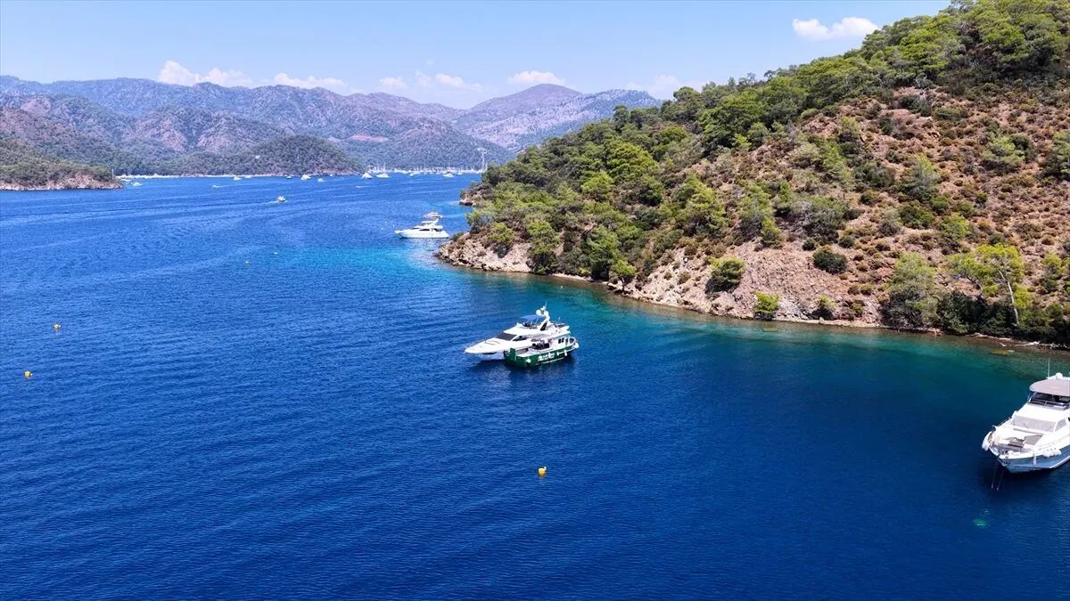 Bakan Kurum, Fethiye'deki deniz süpürgesi ve atık alım gemisinden görüntüler paylaştı