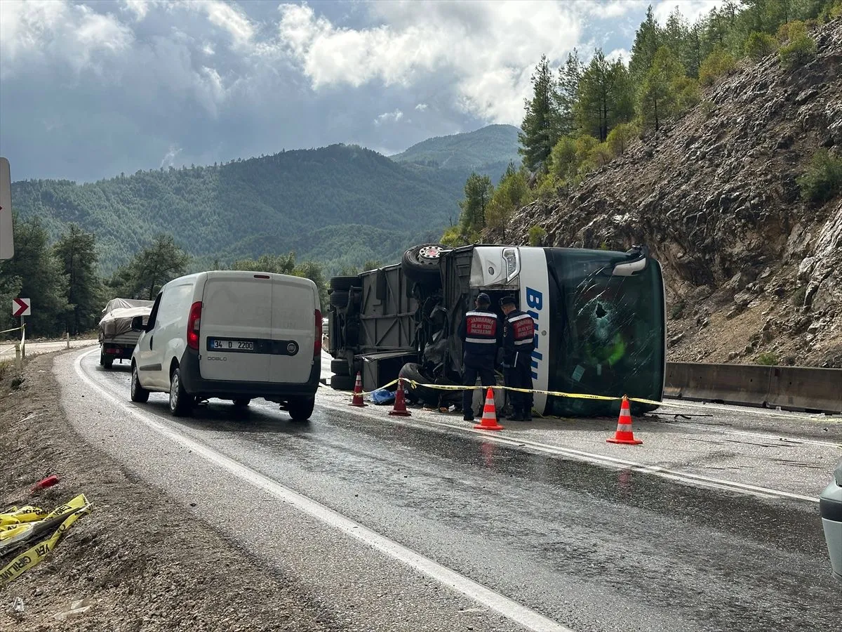 Burdur'da yolcu otobüsünün devrilmesi sonucu 1 kişi öldü, 9 kişi yaralandı 11 Burdur'da yolcu otobüsünün devrilmesi sonucu 1 kişi öldü, 9 kişi yaralandı