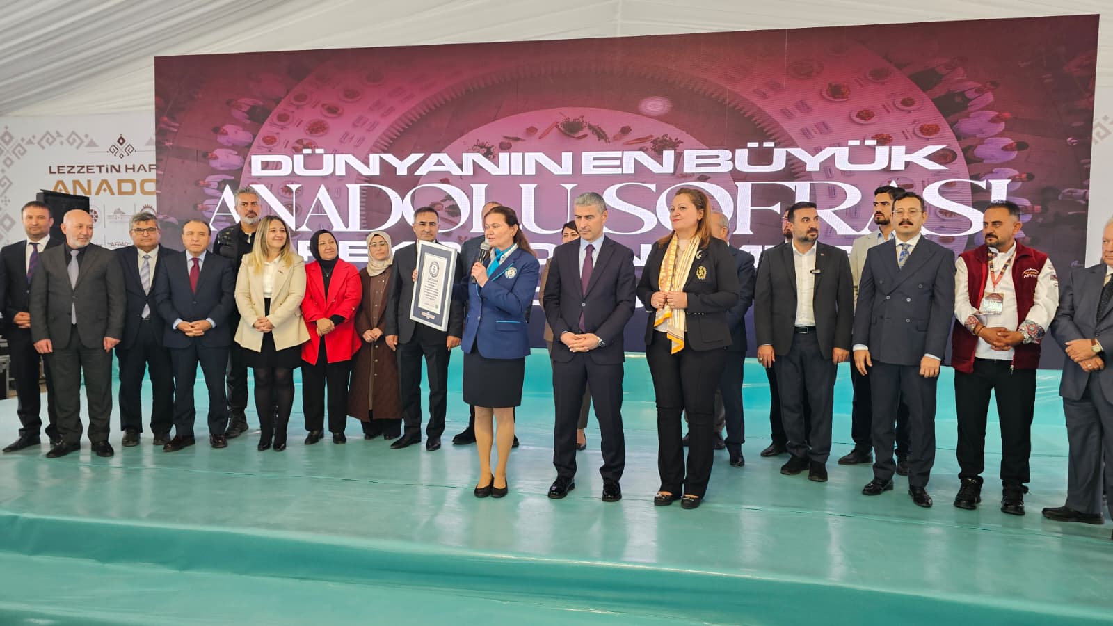 Afyonkarahisar Guinness Rekorlar Kitabı’na görkemli Anadolu Sofrası ile girdi