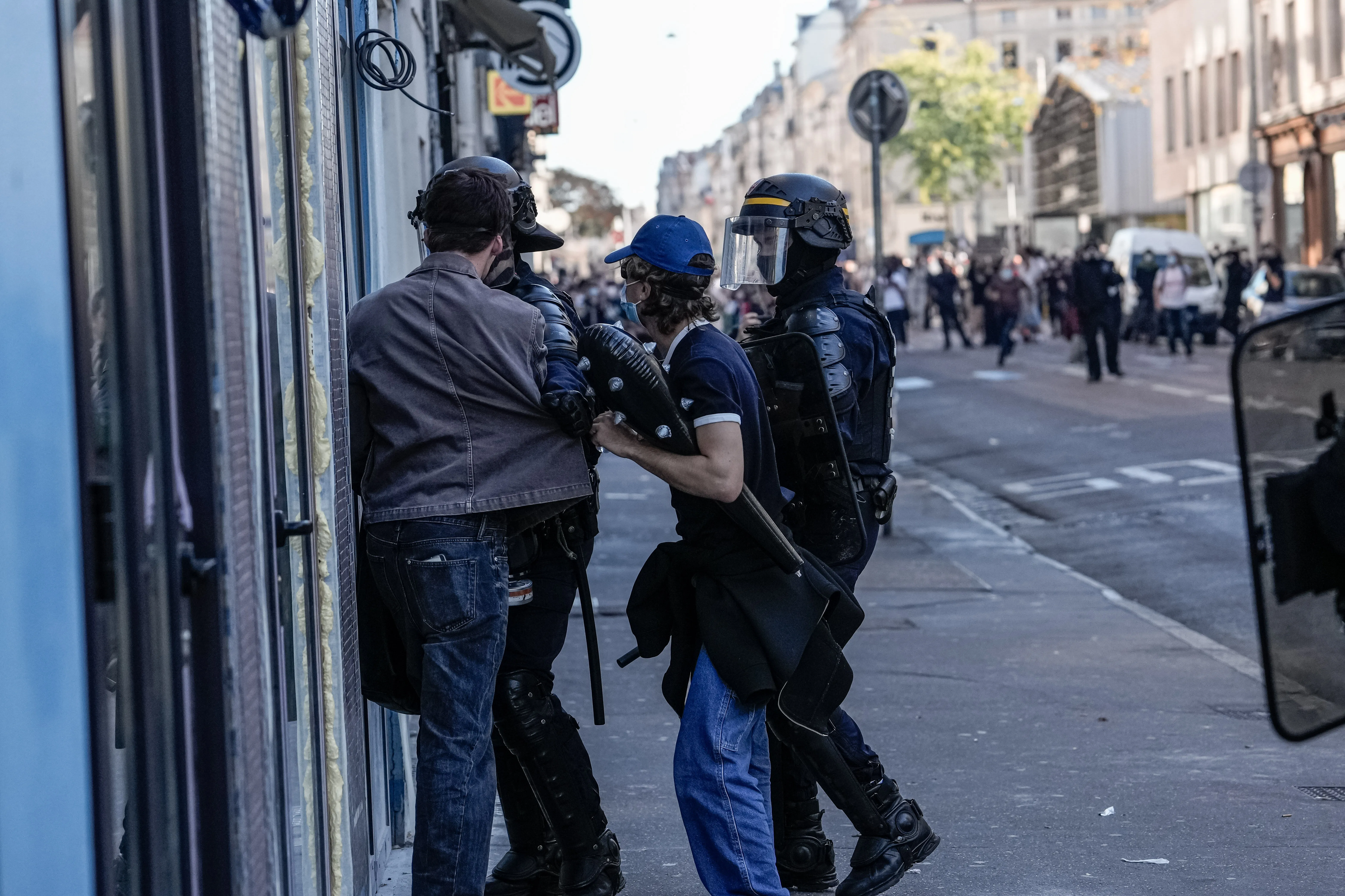 Fransa'daki lise eylemlerinde polis şiddeti gündemde