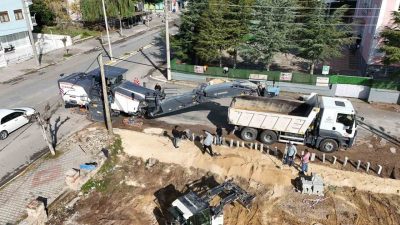 Afyonkarahisar’ın Bolvadin ilçesinde, uzun yıllardır yenilenmeyi bekleyen Ertuğrul Gazi Caddesi’nde