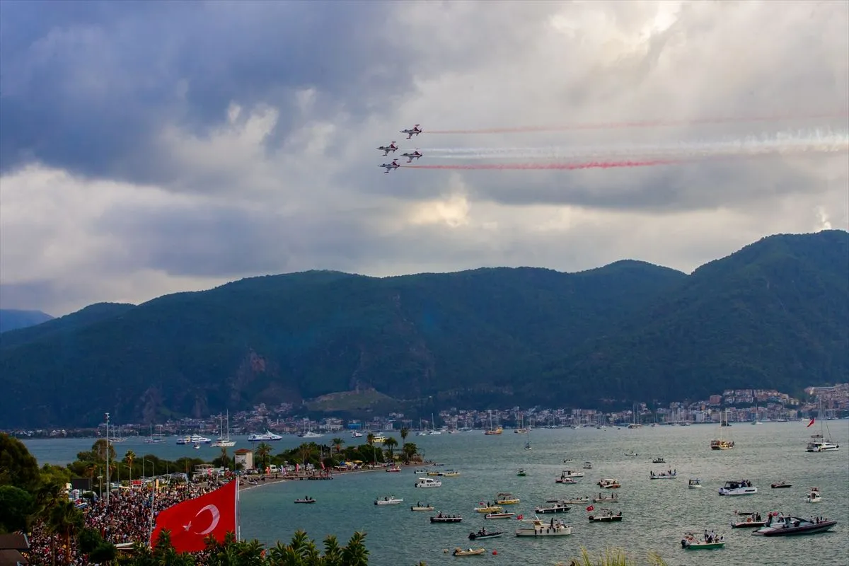 Türk Yıldızları Fethiye’de gösteri uçuşu yaptı