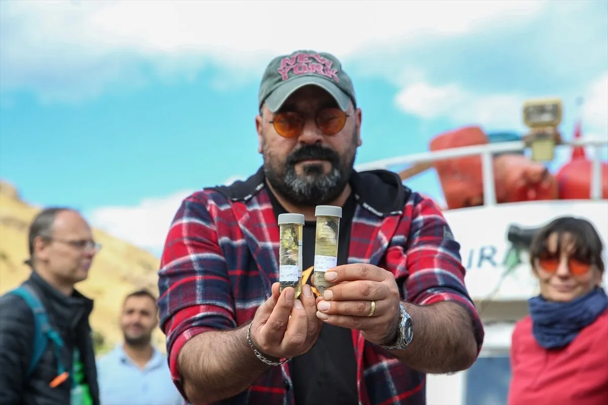 Akademisyenler Van Gölü'ndeki mikrobiyalitlerin oluşum sırlarını araştırıyor 13 Akademisyenler Van Gölü'ndeki mikrobiyalitlerin oluşum sırlarını araştırıyor