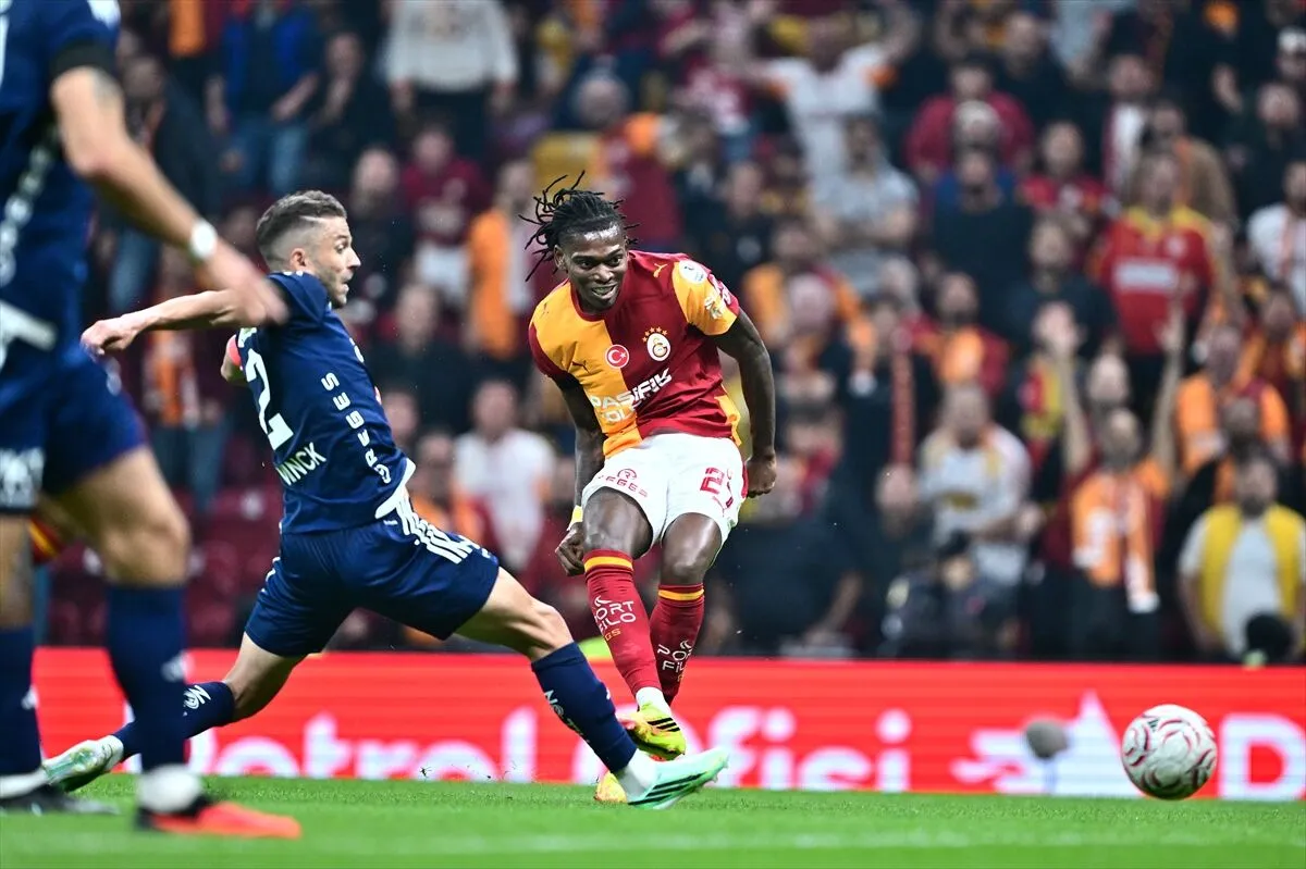Galatasaray, Kasımpaşa'yı son anlarda gelen gollerle yendi