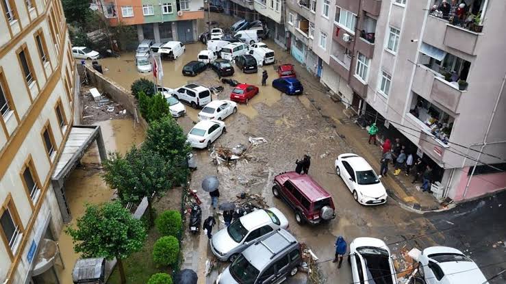 İstanbul’da dün sabah saatlerinden itibaren etkili olan gök gürültülü şiddetli